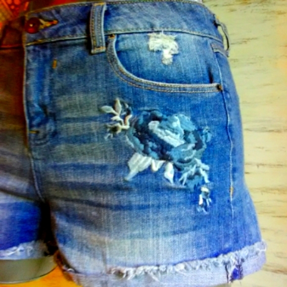 Size9 Vanilla Star mid-rise shorty embroidered jean shorts - Picture 2 of 6
